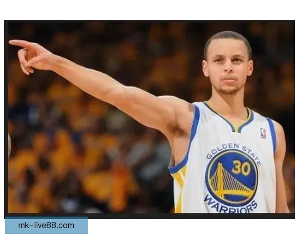 库里晒图致敬父亲球衣退役传奇光芒永照球馆穹顶