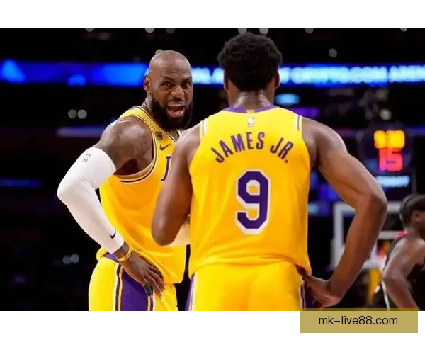 NBA历史首次父子连线 詹姆斯传球布朗尼外线三分命中 NBA历史首次父子连线 詹姆斯传球布朗尼外线三分命中